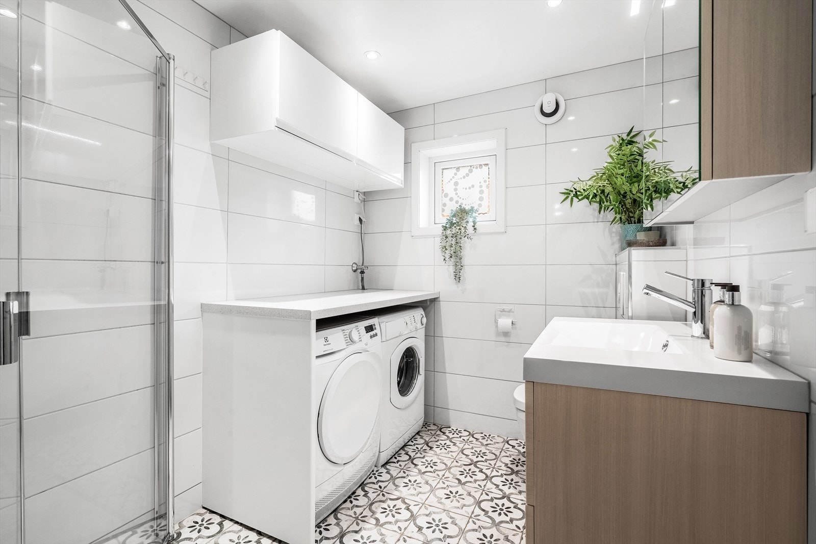 - Flislagt baderom med varme i gulvet og downlights i himling - Galleribilde