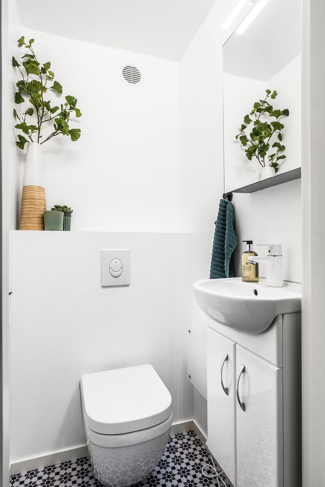 - Toalettrom utstyrt med veggmontert wc og servantskap - Galleribilde