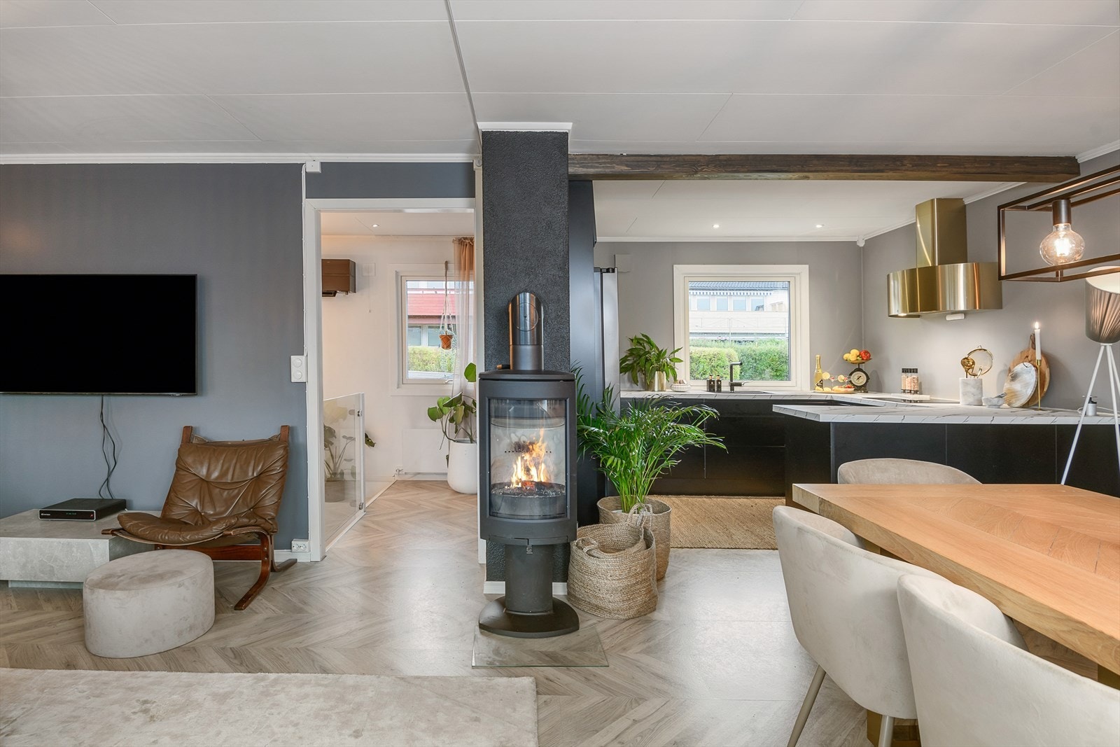 Kjøkken er i delvis åpning løsning med stua. Galleribilde