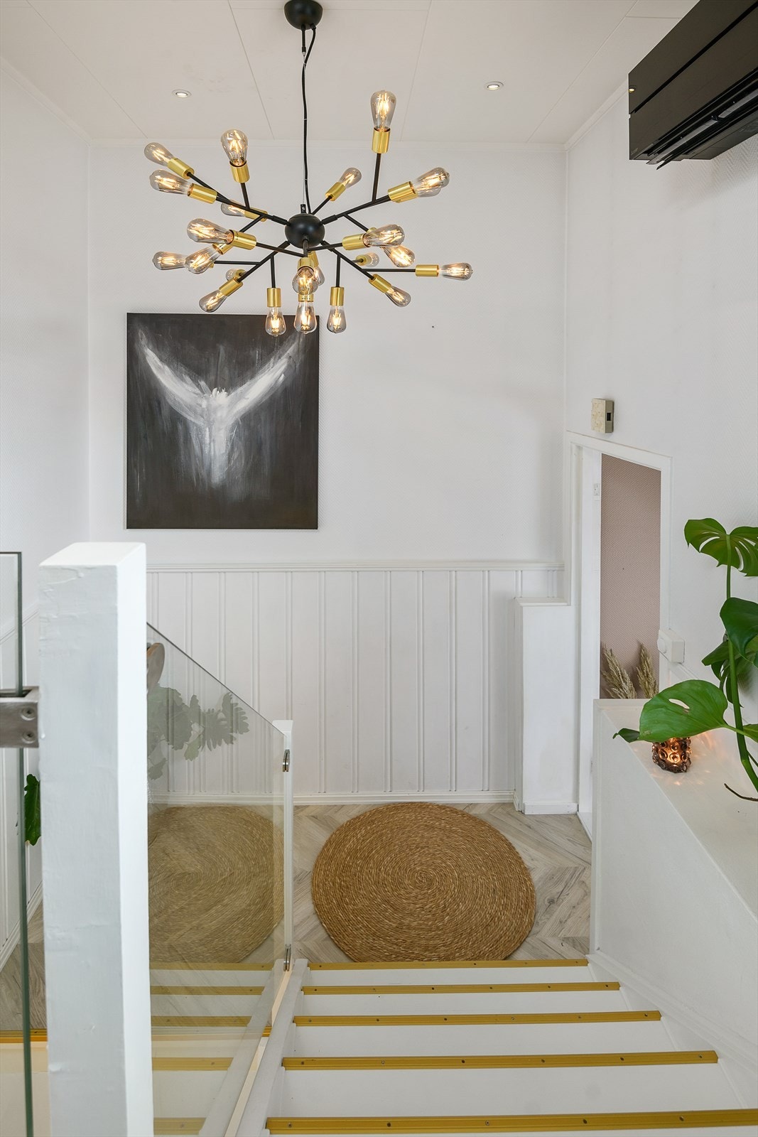 Tiltalende glassrekkverk i trappa. Galleribilde