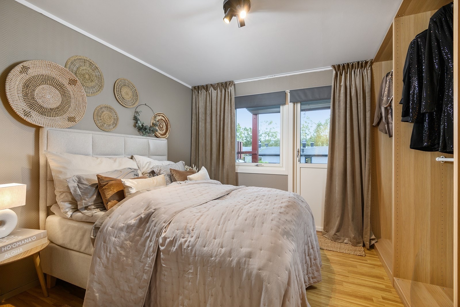 God plass til stor seng og garderobe på ene soverom. Dør ut til platting og hage. Galleribilde