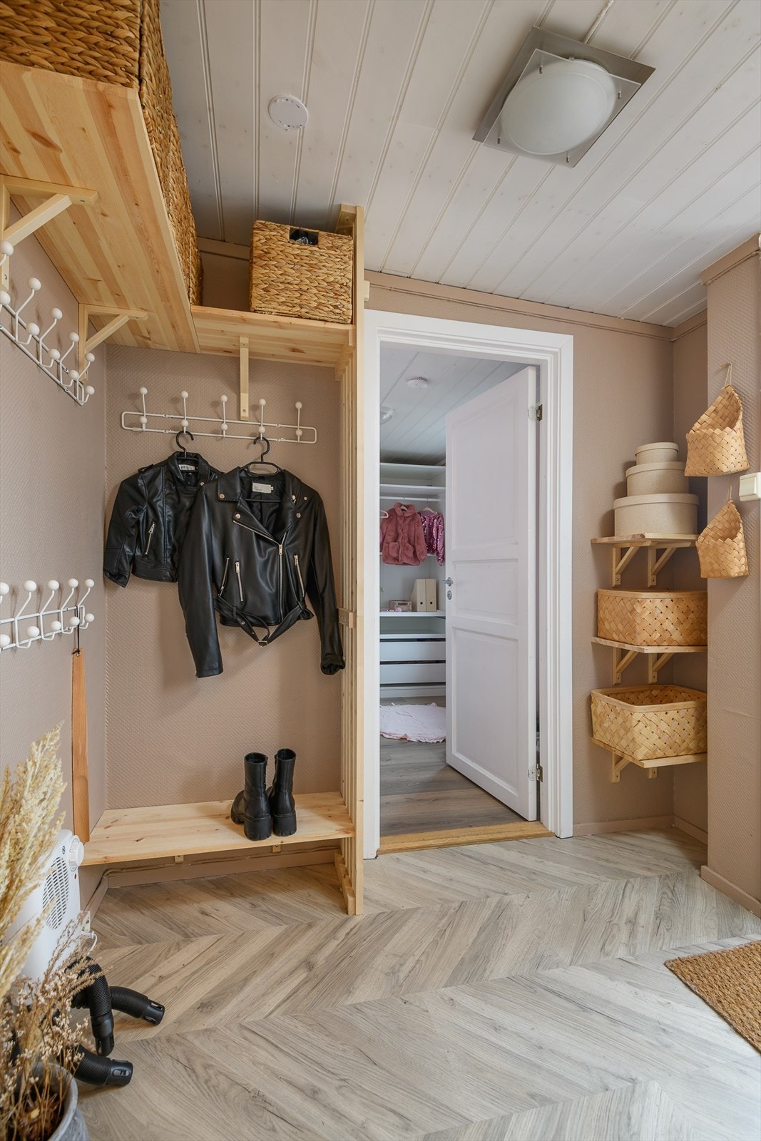 Romslig entrè med god plass til å ta av sko og yttertøy. Galleribilde