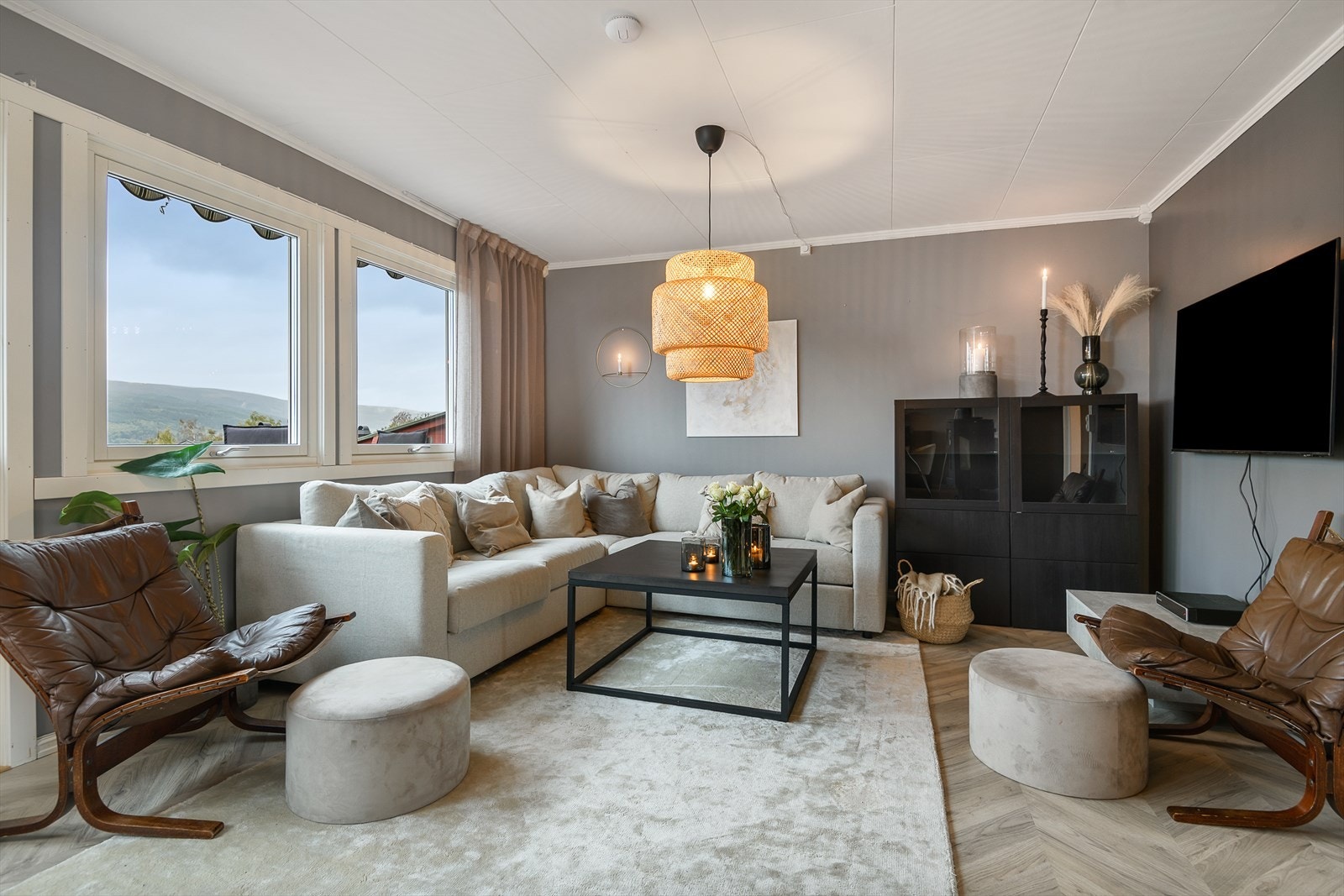 Stua har store vindusflater som slipper rikelig med lys inn. Galleribilde