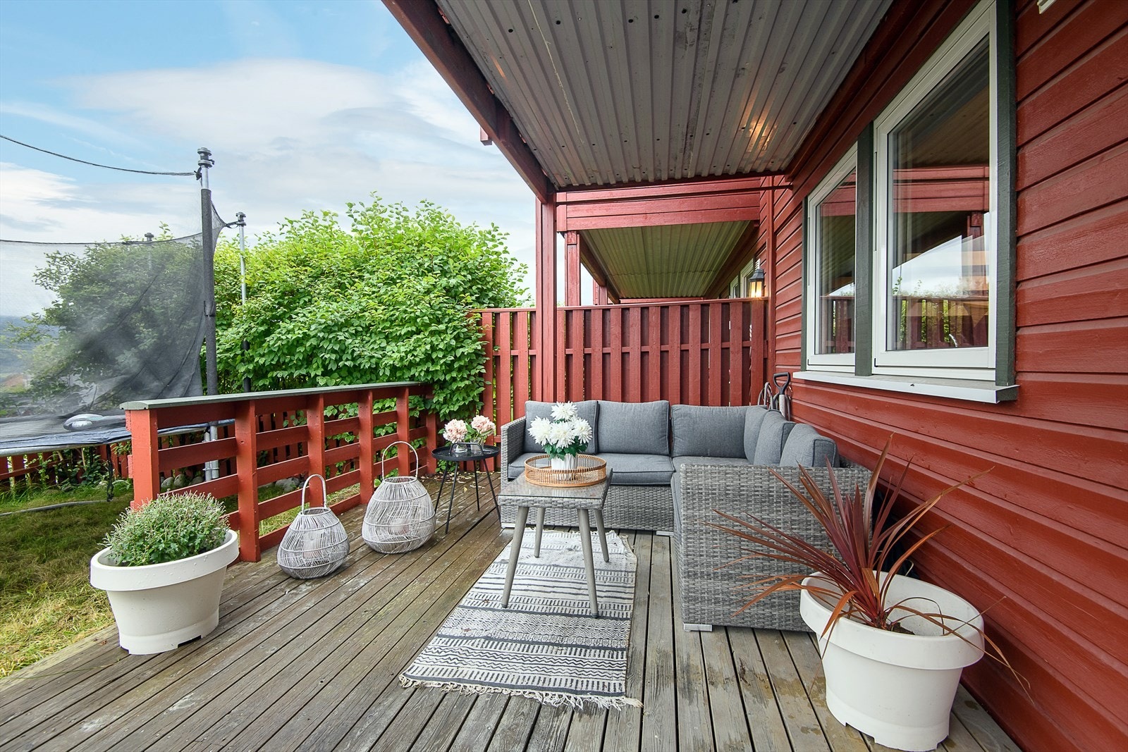 Takoverbygd platting på andre siden med god plass til utemøbler. Galleribilde