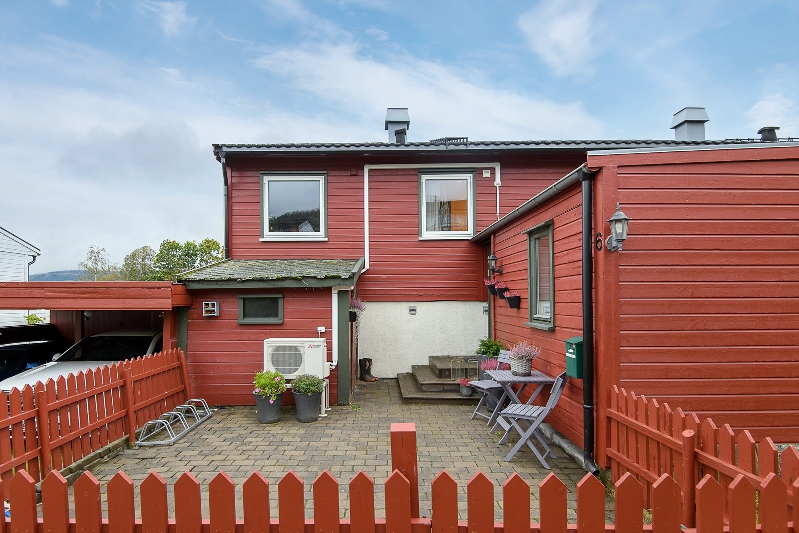 Inngangspartiet har belegningsstein. Galleribilde