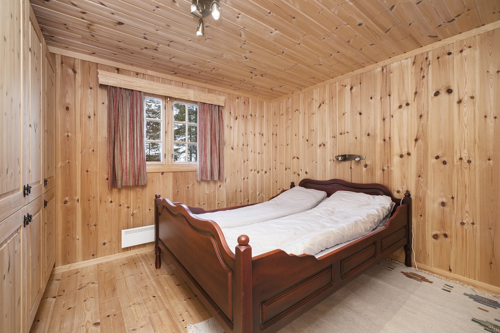 Hovedsoverommet har garderobeskap og god plass til innredning av dobbeltseng. Galleribilde