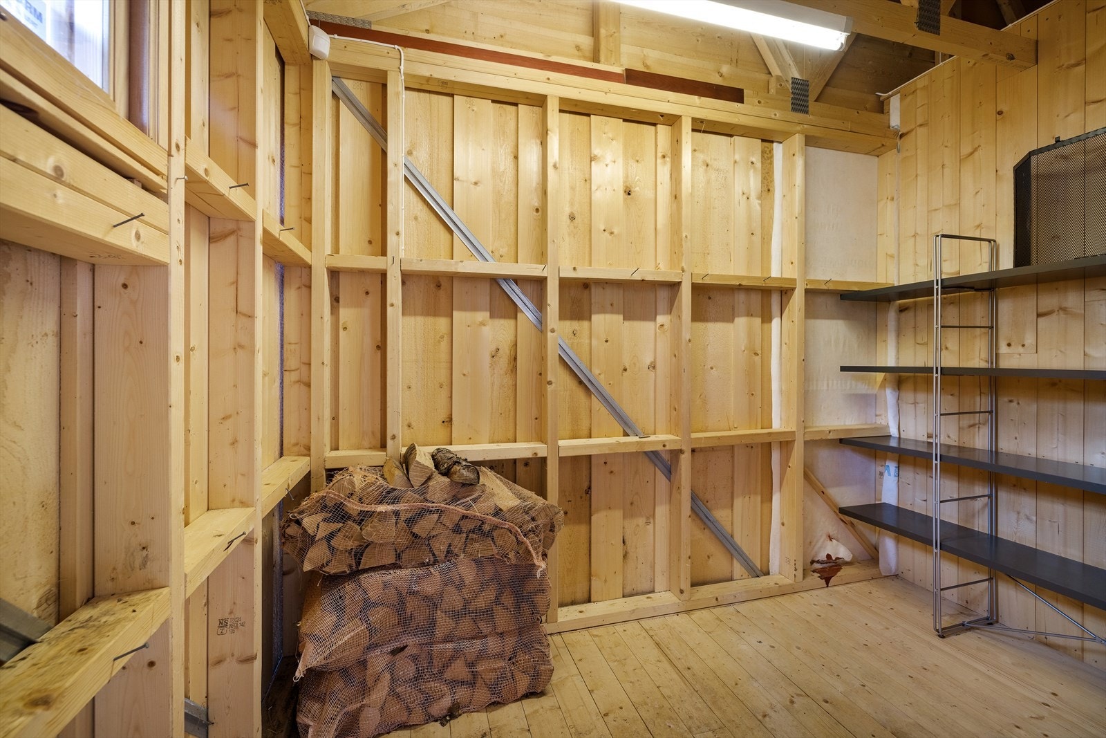 Romslig sports- og vedbod med utvendig adkomst fra inngangspartiet. Galleribilde