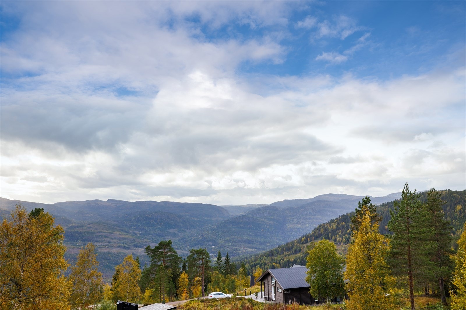 Hytta ligger åpen og fritt i terrenget med flott utsikt og nydelige solforhold. Galleribilde