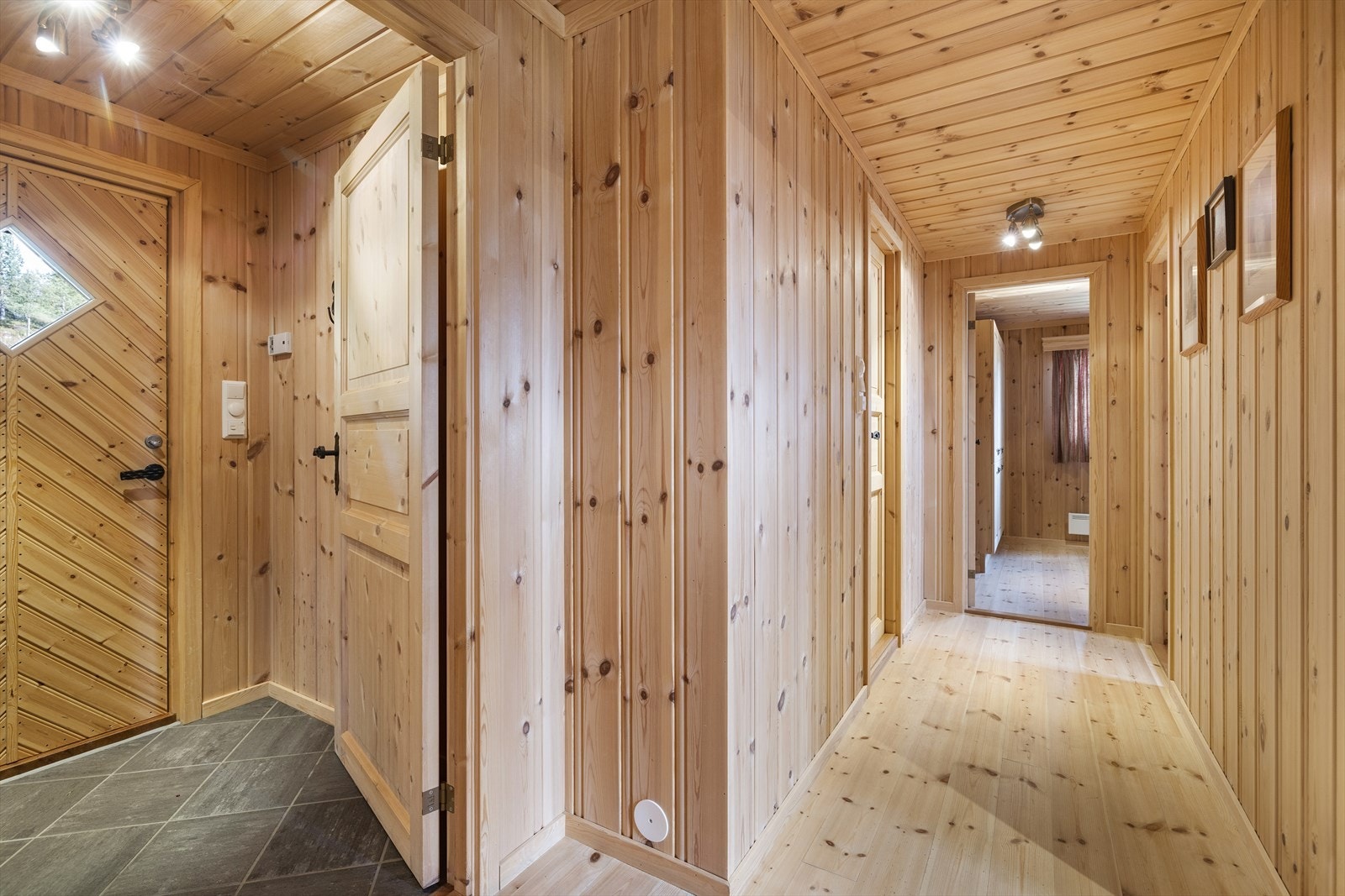 Det er god plass i gangen for oppheng. Galleribilde