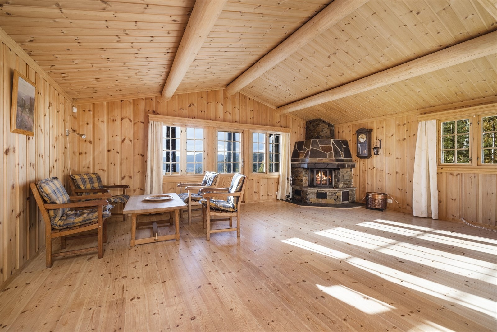 Hytta har en romslig og innbydende stue. Galleribilde