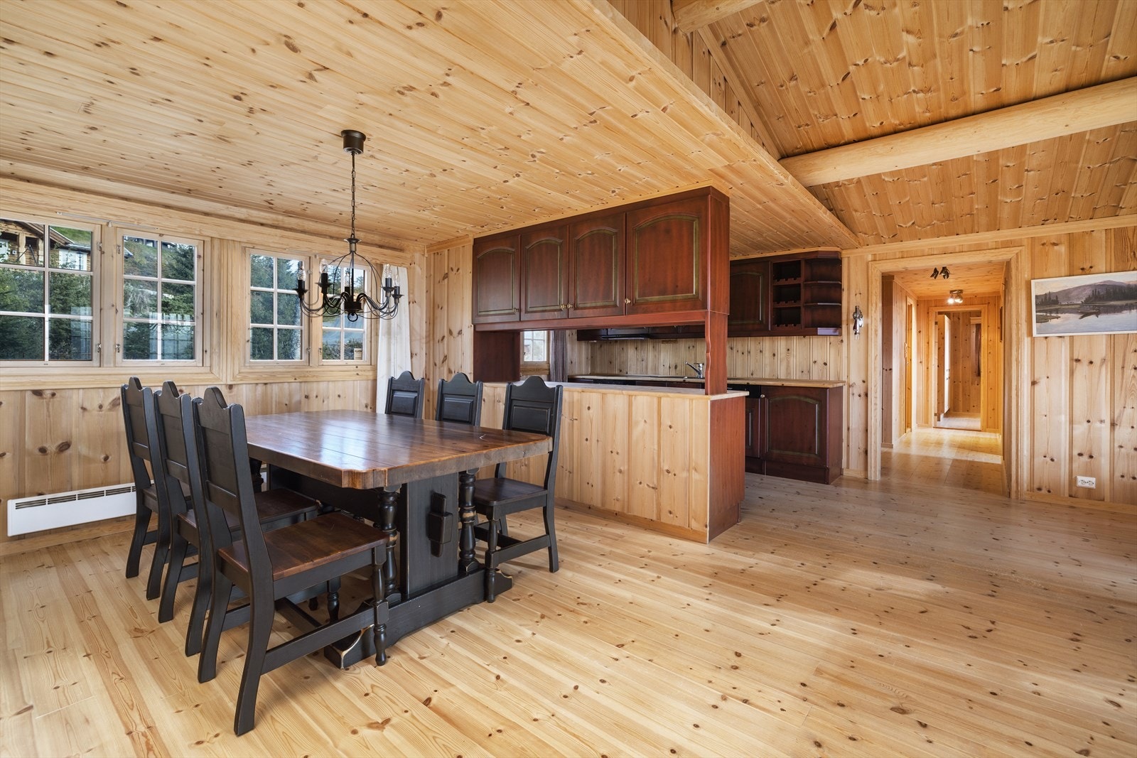 Stuen er åpen løsning mot kjøkkenet. Galleribilde