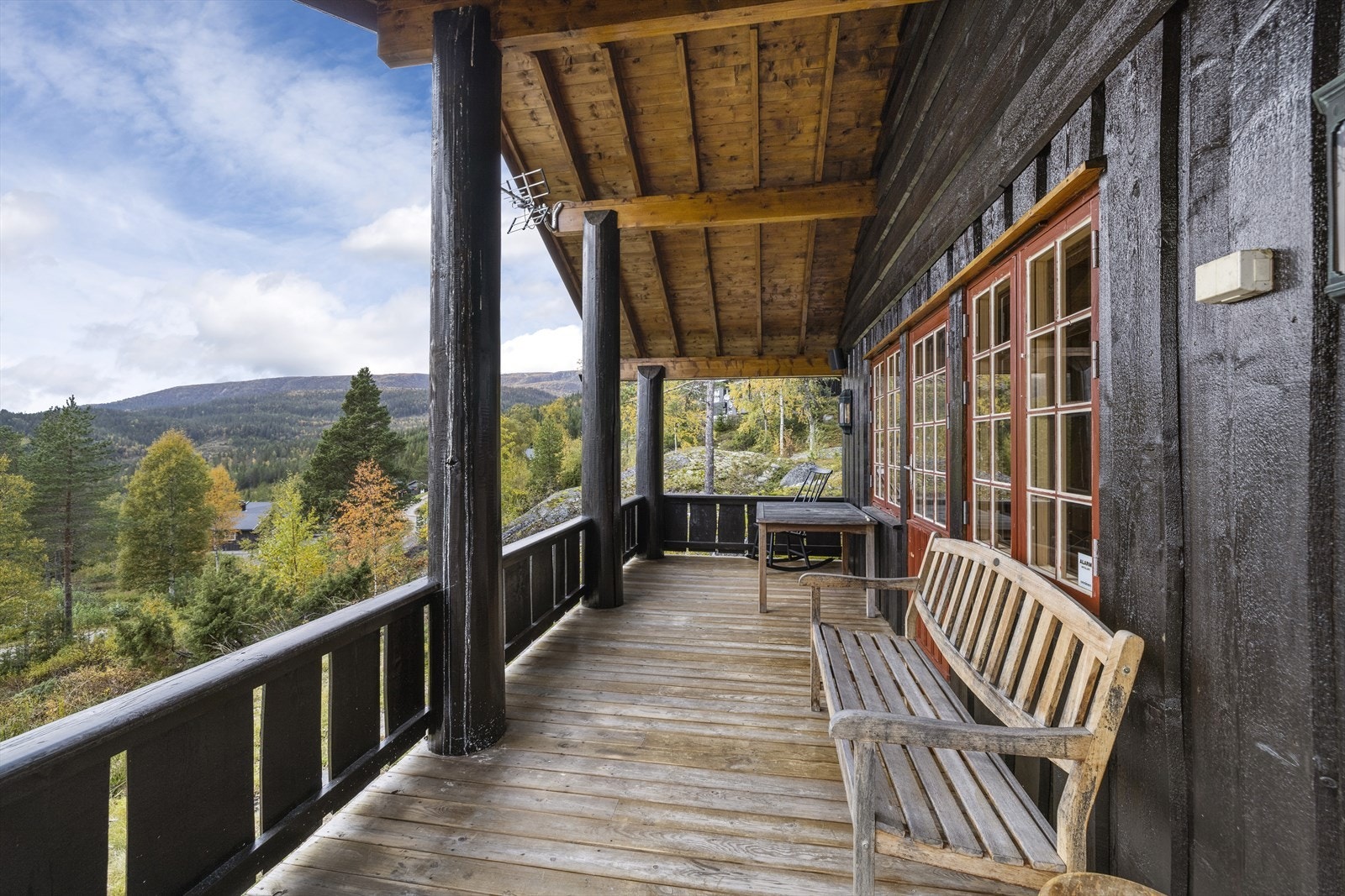 Hytta har fine uteplasser med flott utsikt. Galleribilde