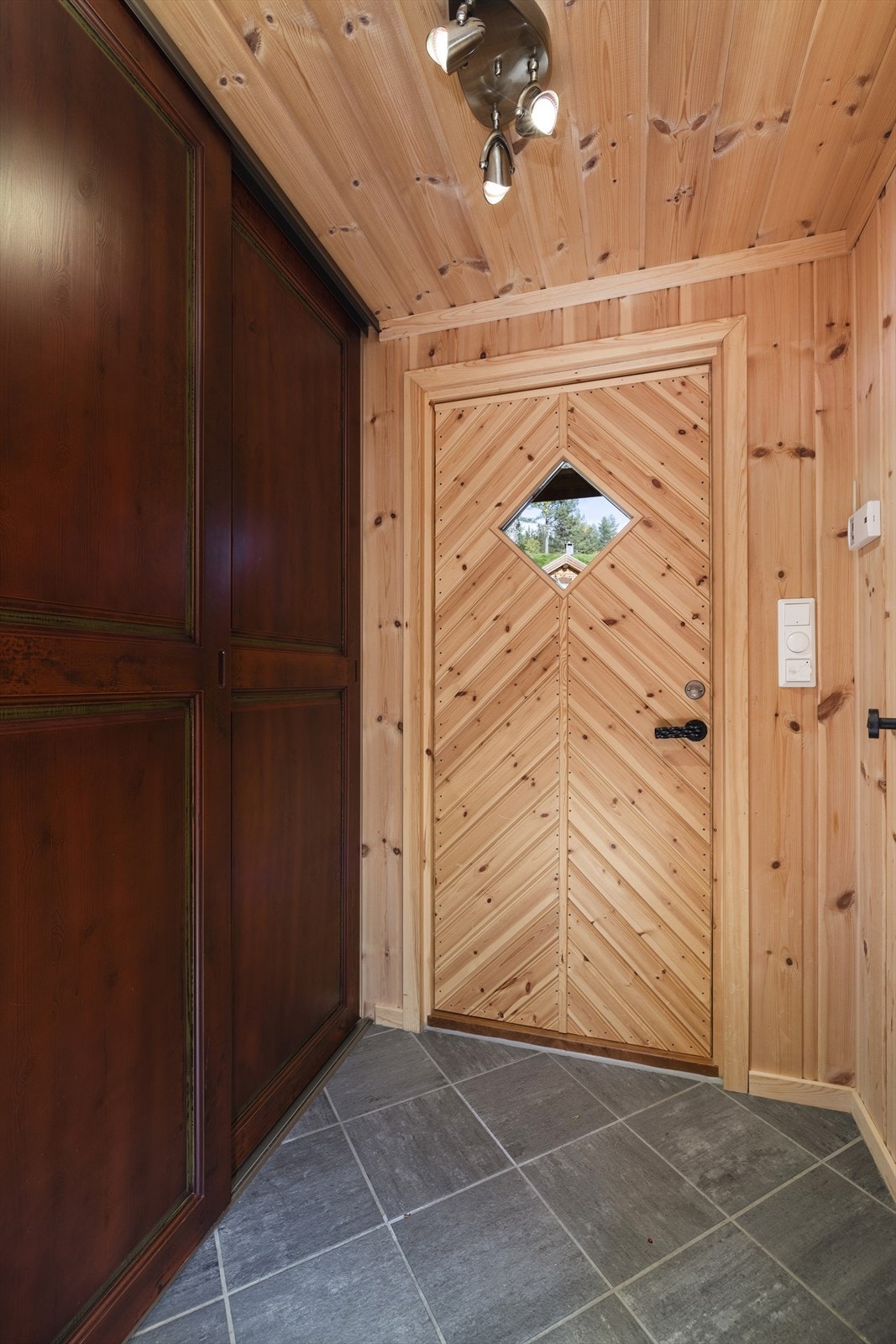 I yttergangen er det flislagt gulv og skyvedørsgarderobe. Galleribilde