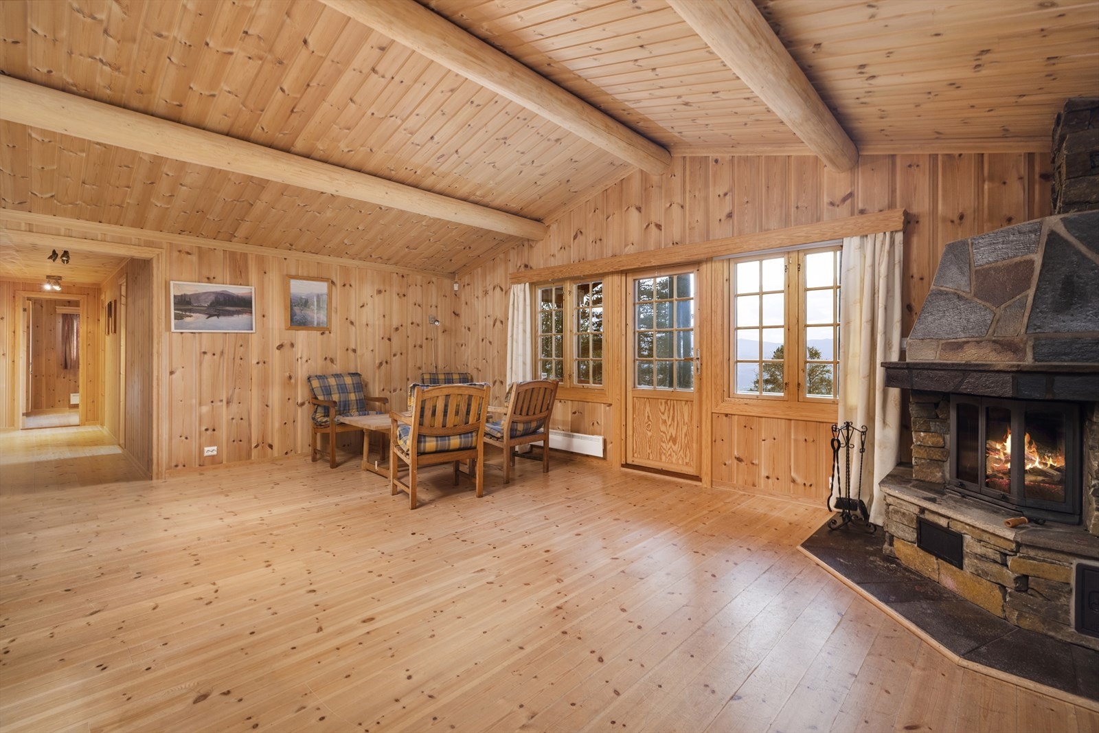 Stuen har ekstra mønehøyde, som gir en fin romfølelse. Galleribilde