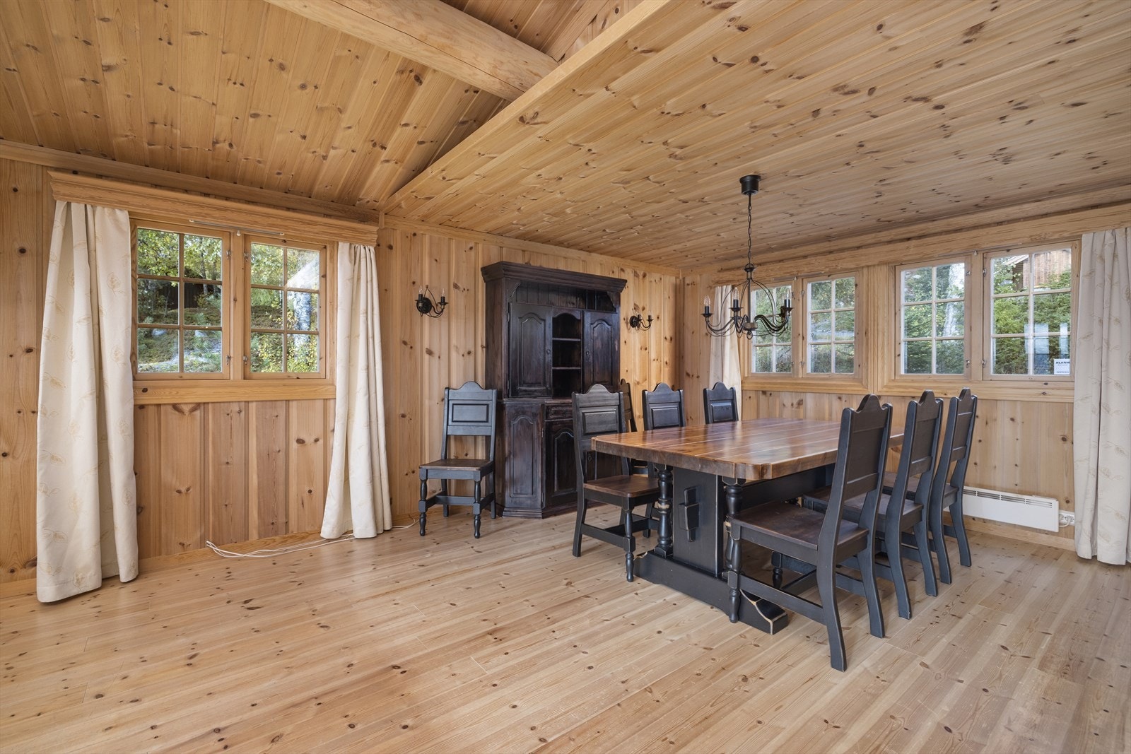 Det er god plass til møblering av både salong og stor spisestue. Galleribilde