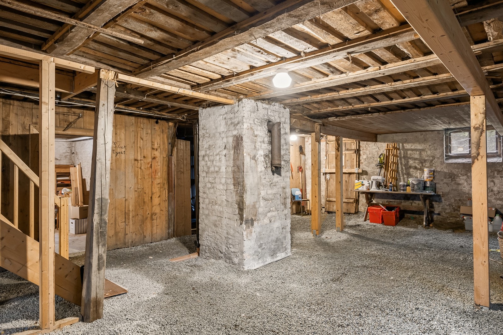 Kjeller og loft i huset er fordelt mellom de ulike leilighetene som tilleggsareal til seksjonene. Denne leiligheten har tilleggsareal tilsvarende ca. 80 kvm i tilstøtende areal i kjeller. Galleribilde