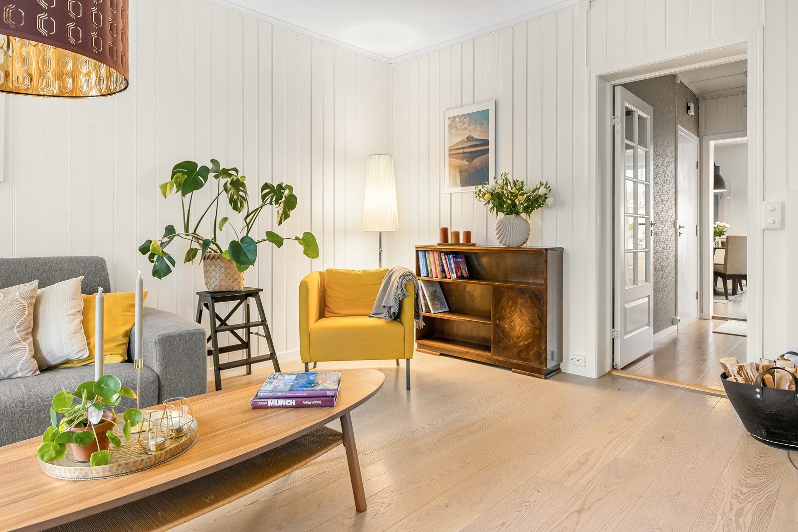 Stuen har store vindusflater vendt ut mot den avskjermede hagen. Dette samt den gode takhøyden gir stuen en romslig følelse. Galleribilde