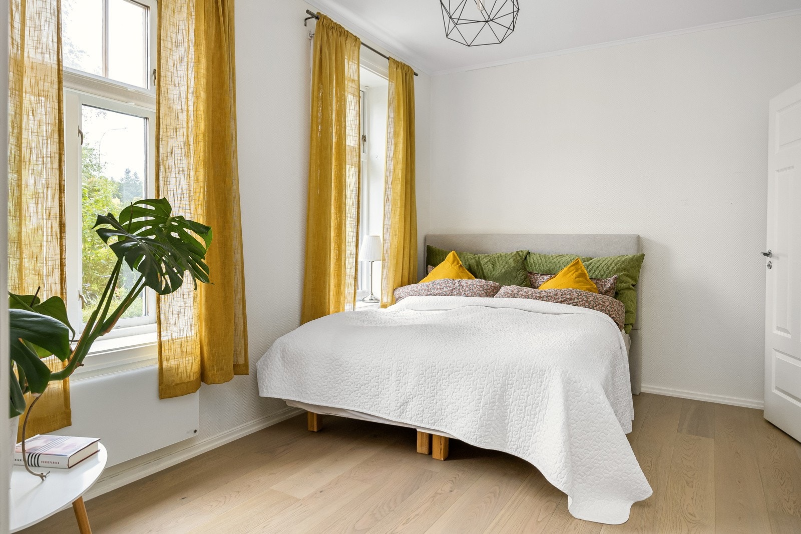 Leiligheten inneholder i dag 2 romslige soverom på 13,5m² og 12,8m². Galleribilde