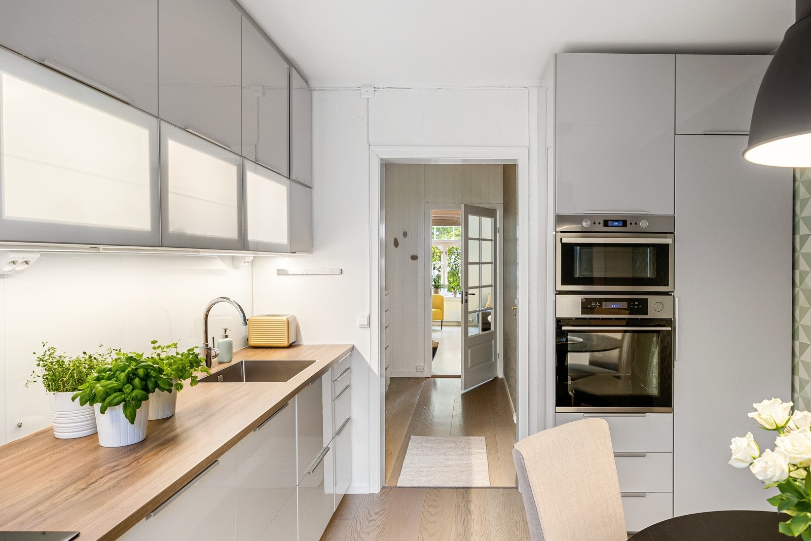 Kjøkkenet ligger som eget rom i leiligheten med godt utnyttet benk og skapplass. Galleribilde