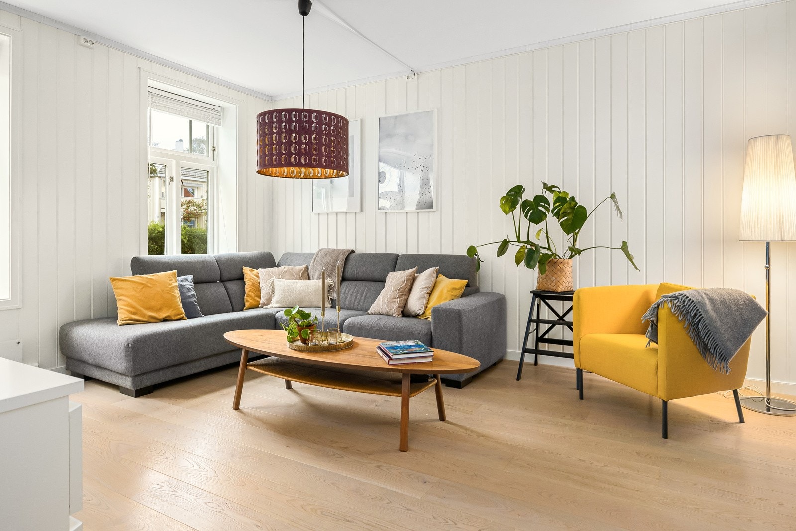 Herlig takhøyde på stue og store vindusflater mot vinterhage. Galleribilde