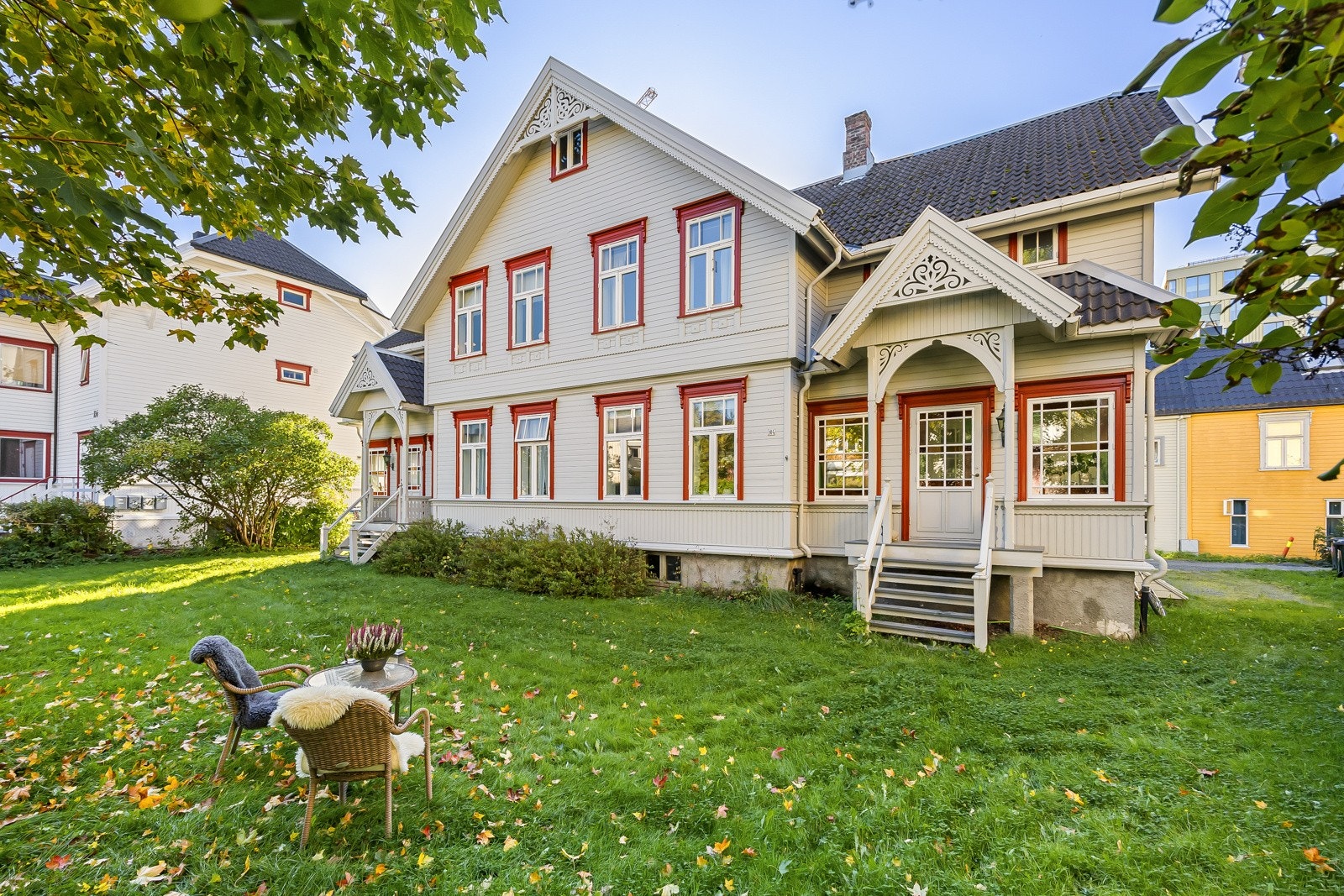 Alle inn- og utvendig kledninger ble revet og erstattet med nye materialer. Vinduene er utført i vakumimpregnert furu og med trelags glass. Utvendig er det lagt 7,5 cm isolasjon, asfaltimpregnerte plater, papp og bordkledning. Galleribilde