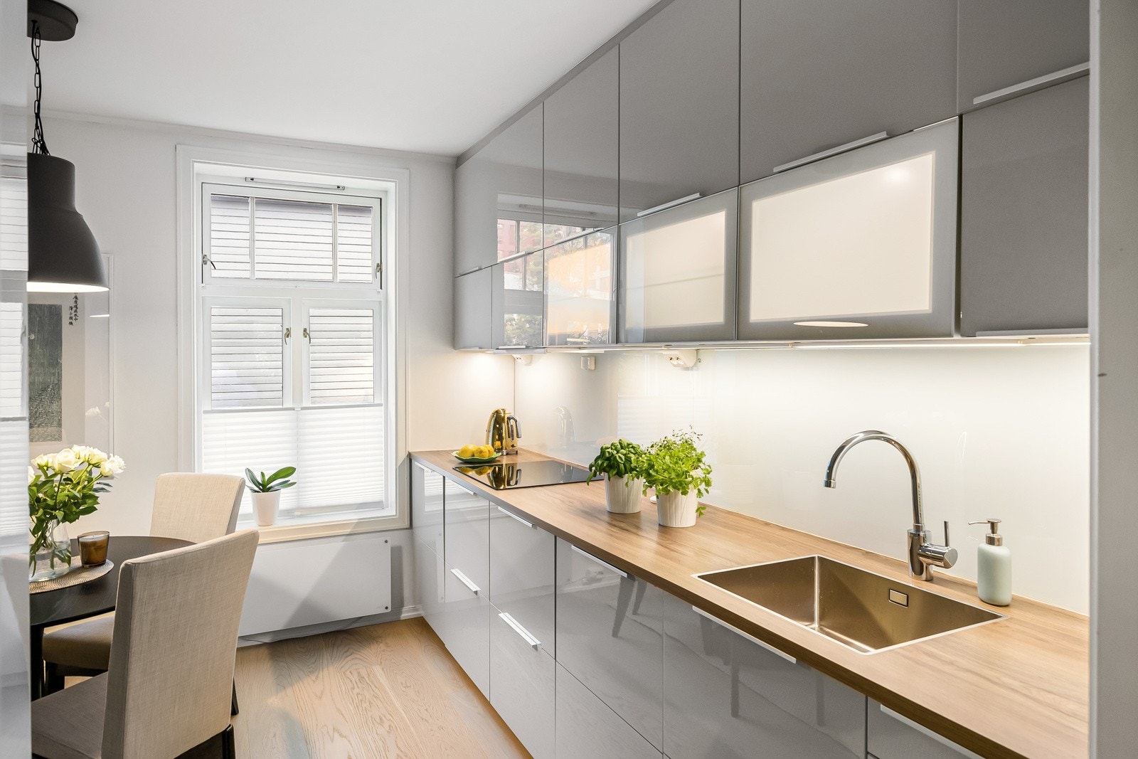 Eget kjøkkenvindu gir rommet godt med dagslys. . Galleribilde