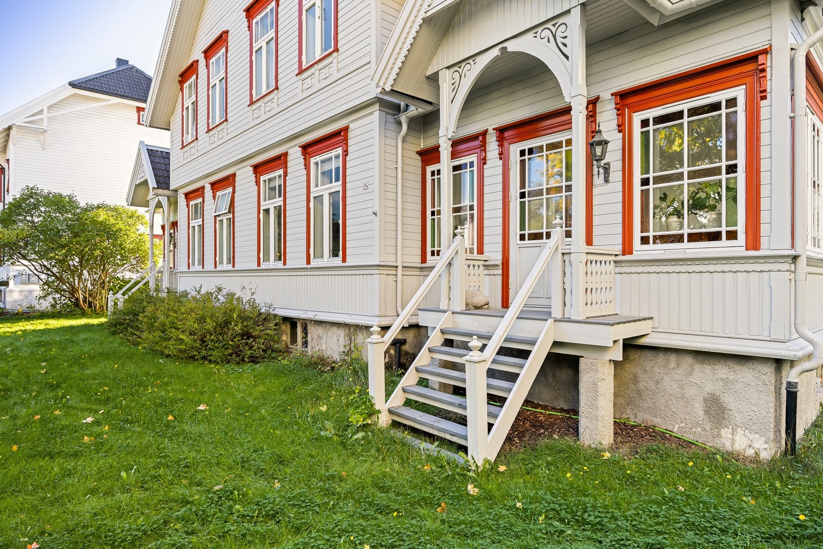 Innvendig er det lagt 5 cm isolasjon og gipsplater. Leiligheten har eget avtrekksanlegg, og røropplegget ble er skiftet. Det elektriske anlegget ble skiftet ut og det er montert sentralt brannvarslingsanlegg. Galleribilde