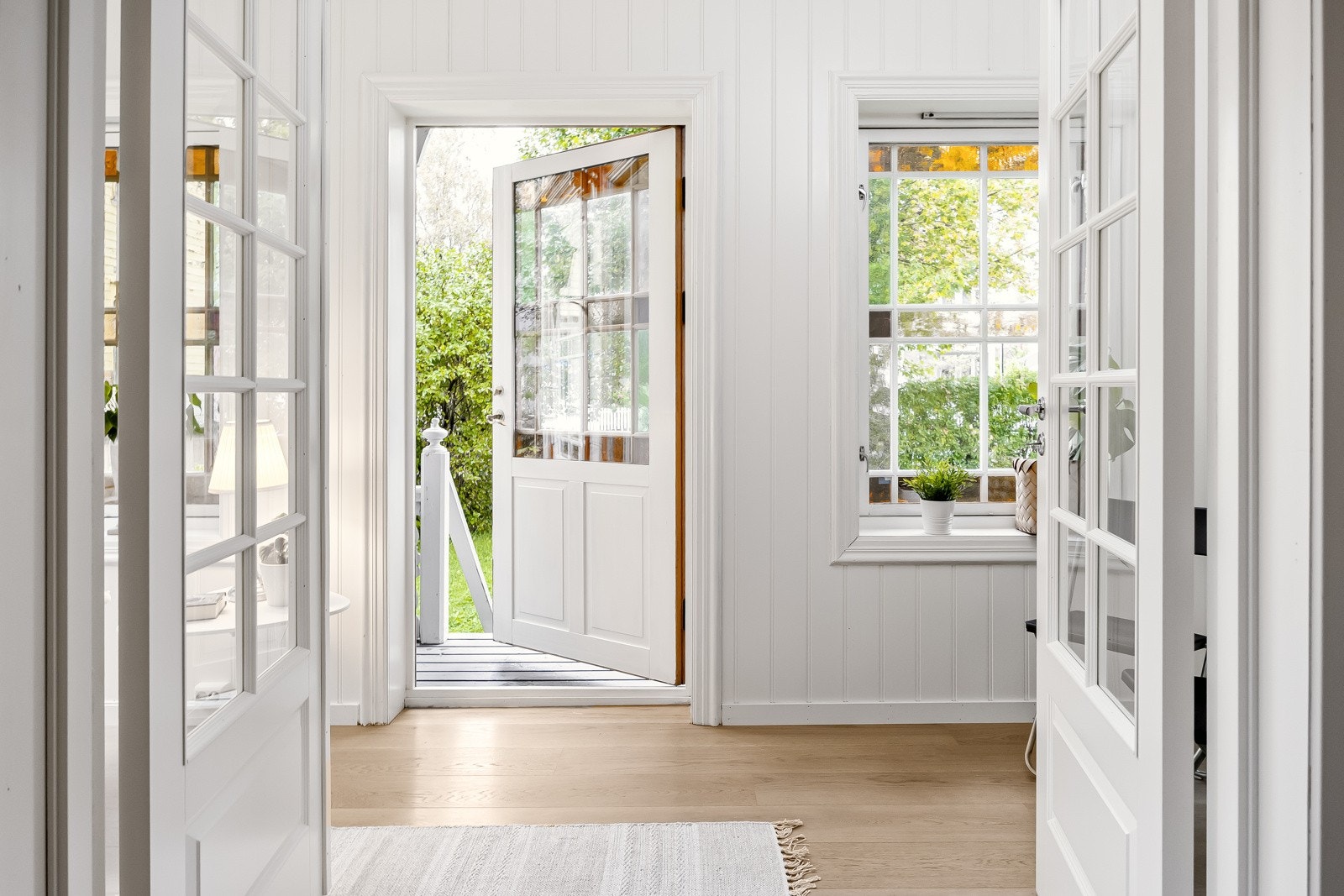 Utgang til vinterhage samt trapp ned til hagen. Galleribilde