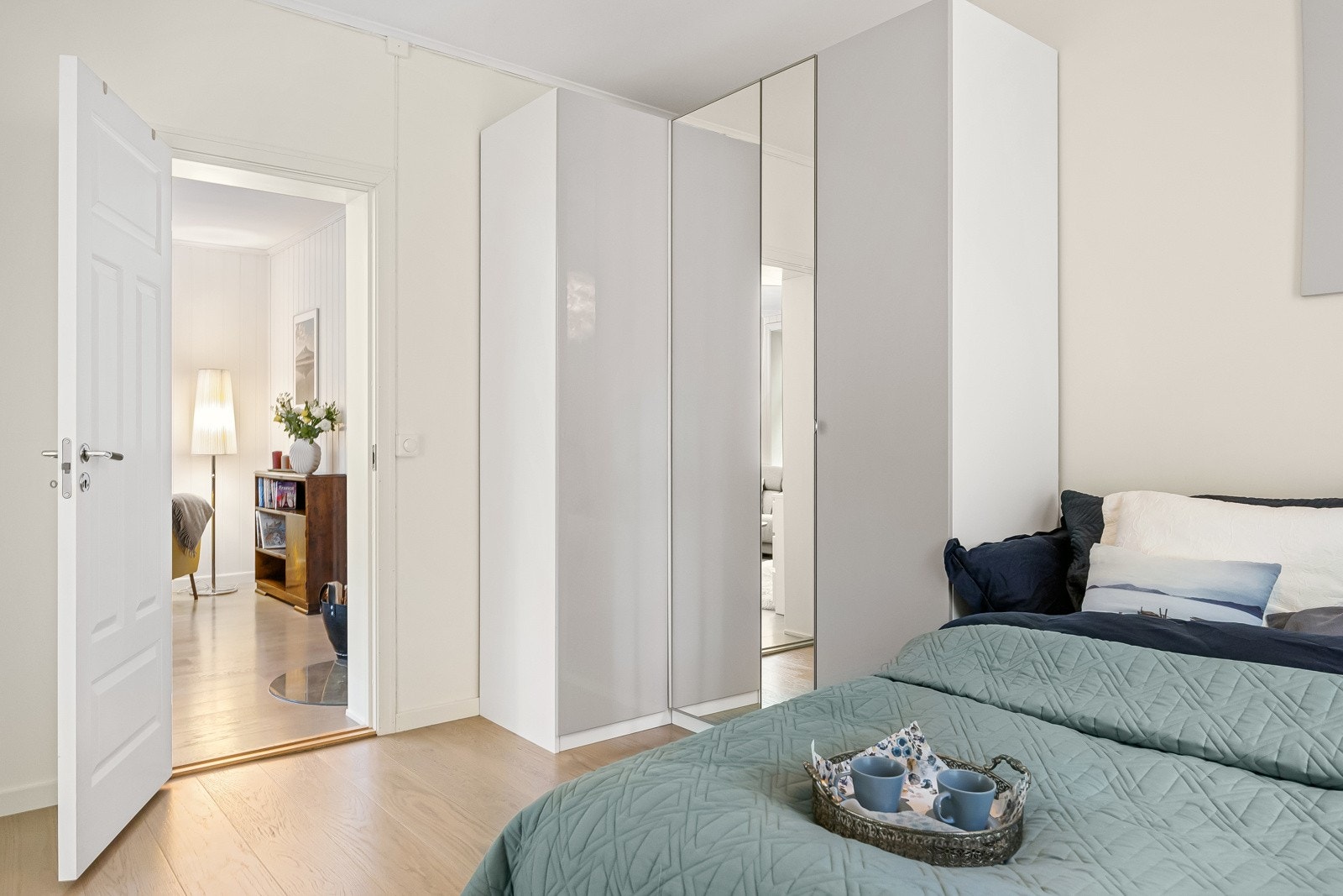 Begge soverommene har egne utganger via vinterhage og kontor/vindfang. Galleribilde