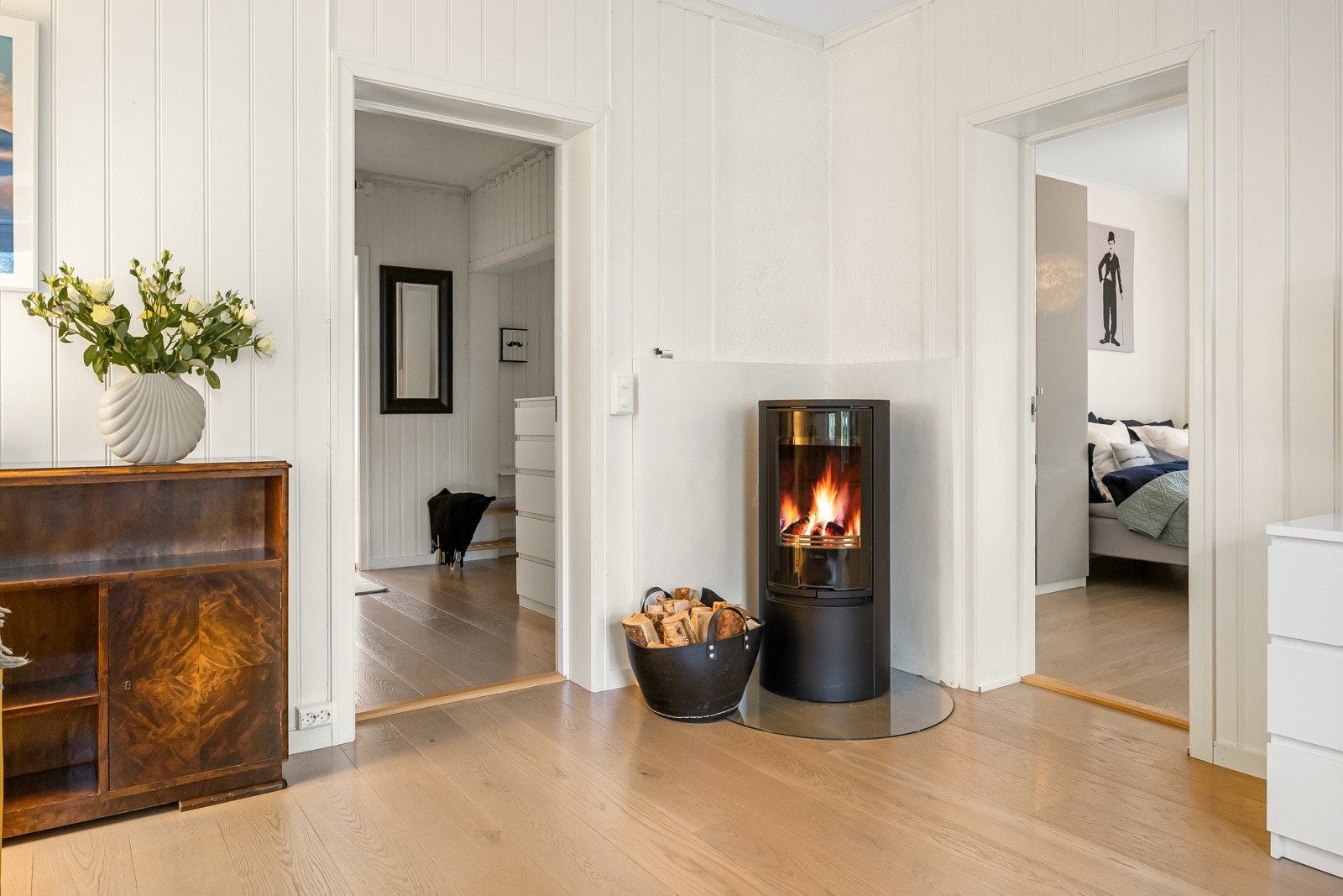 Flott rentbrennende peisovn sentralt plassert i stuen. Galleribilde
