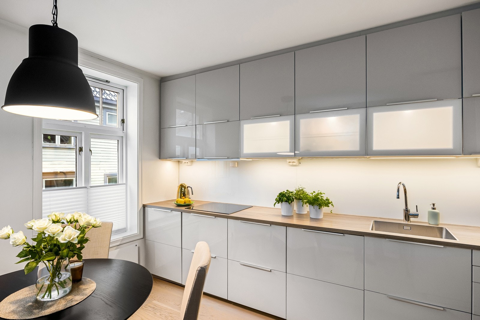 Kjøkkenet har plass til spisebord. Galleribilde