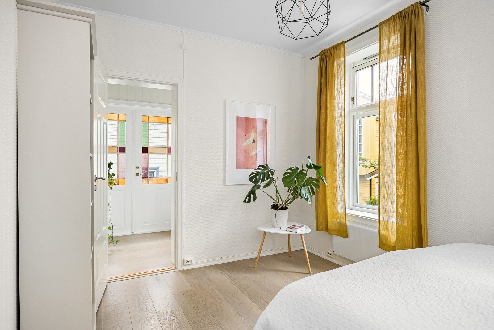 Størrelsen på rommene gjør de enkel å innrede. God plass til dobbeltseng, kontorløsning og garderobe. Galleribilde