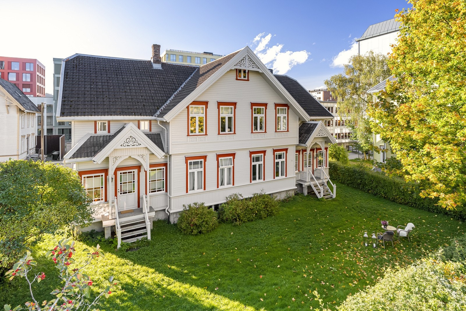 Stor felles hage for sameiets 4 leiligheter. Galleribilde