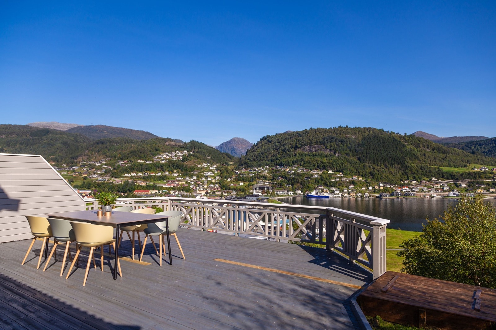 Stor terrasse med plass til flere møbelgrupper Galleribilde