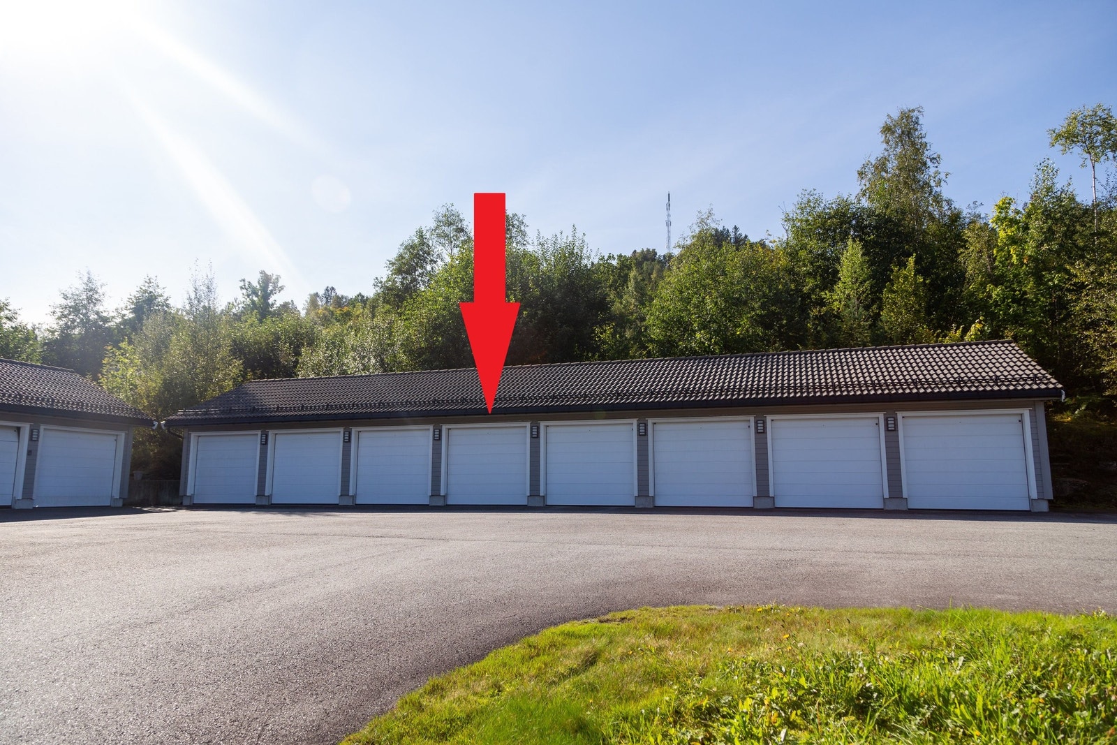 Medfølgende garasje i fellesanlegg (pil viser gjeldende garasje), med ekstra gjesteparkering på parkeringsplass Galleribilde