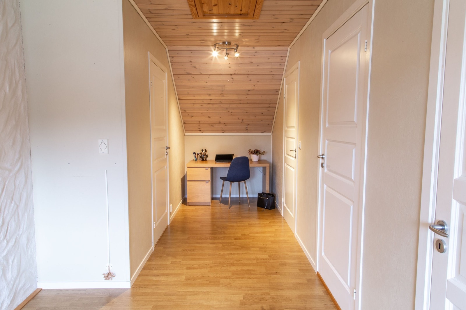 I andre enden av loftstua kan man ha kontor Galleribilde