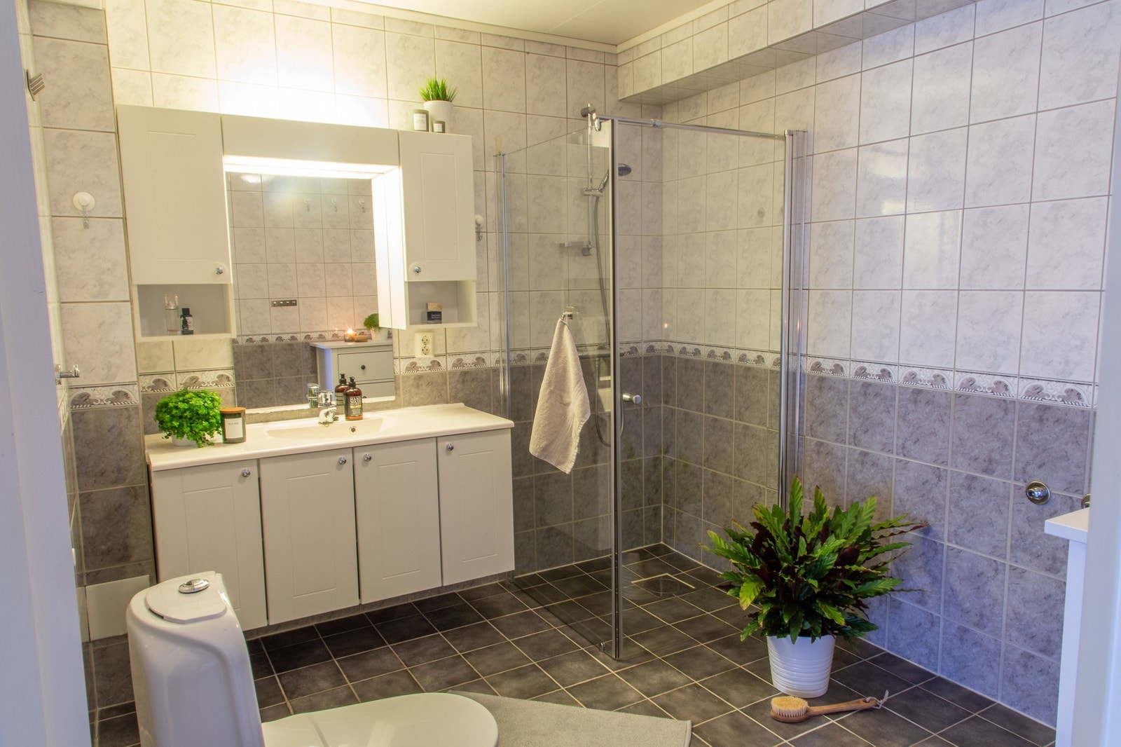 Hovedbadet er helfliset og lyst Galleribilde