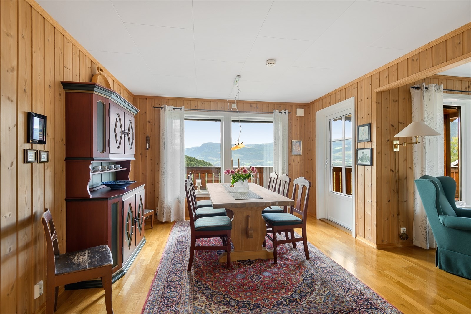 I stue er det god plass til møblering av både spisebord og sofagruppe. Galleribilde