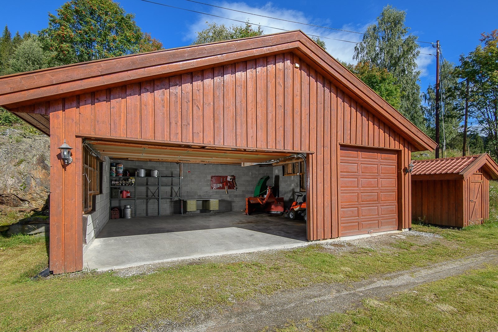 Romslig dobbel garasje. Galleribilde