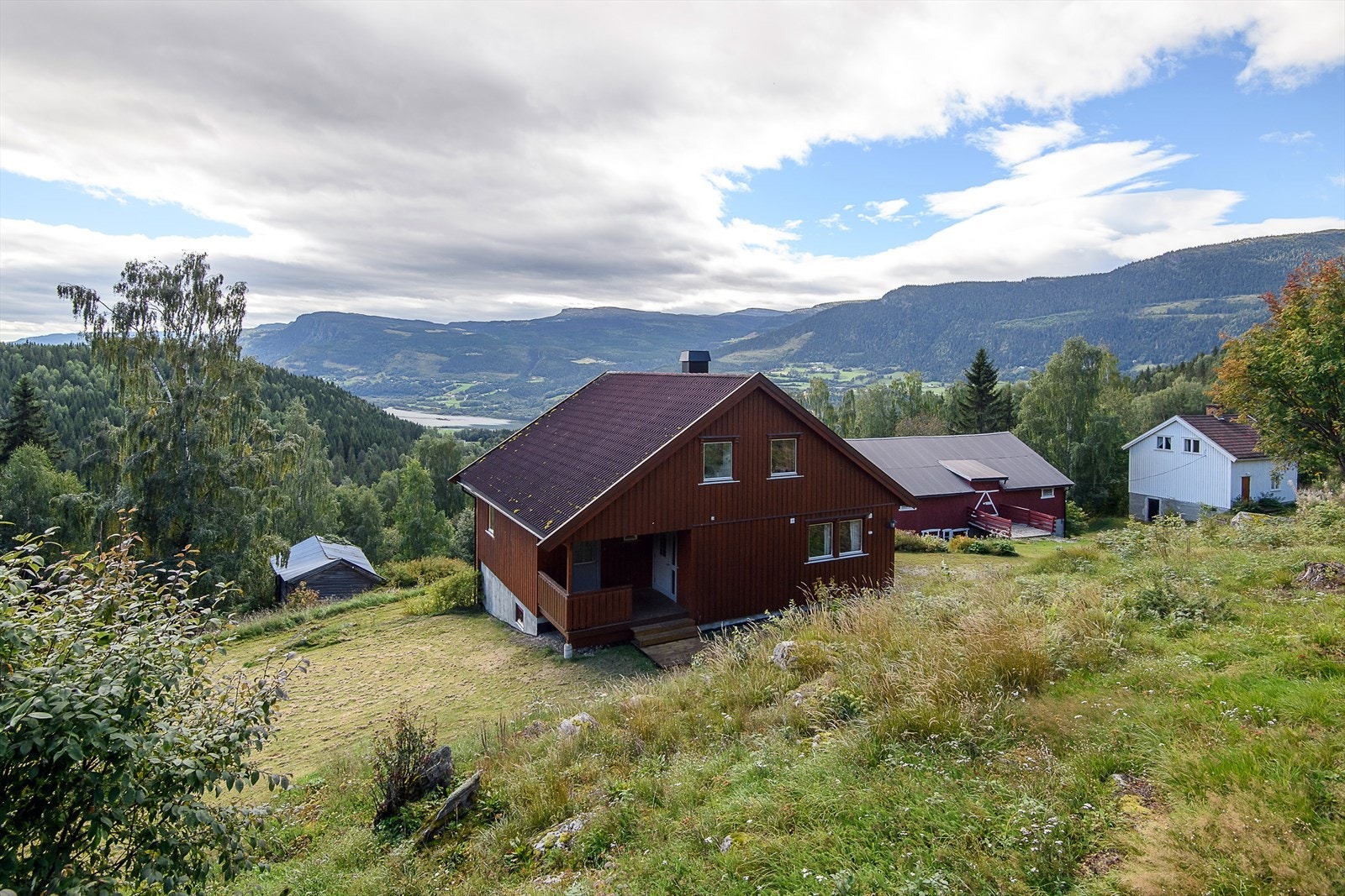 På eiendommen er det blant annet enebolig, dobbel garasje, låve og en eldre bolig som ikke er beboelig. Galleribilde
