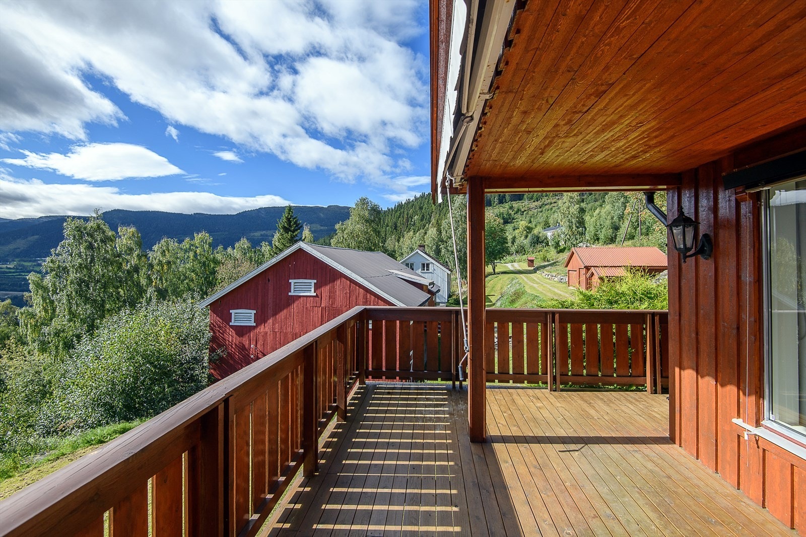 Romslig terrasse på boligens hovedetasje. Galleribilde