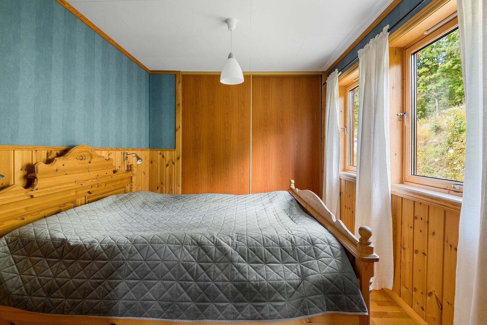 Soverom i 1.etg med praktisk skyvedørsgarderobe. Galleribilde