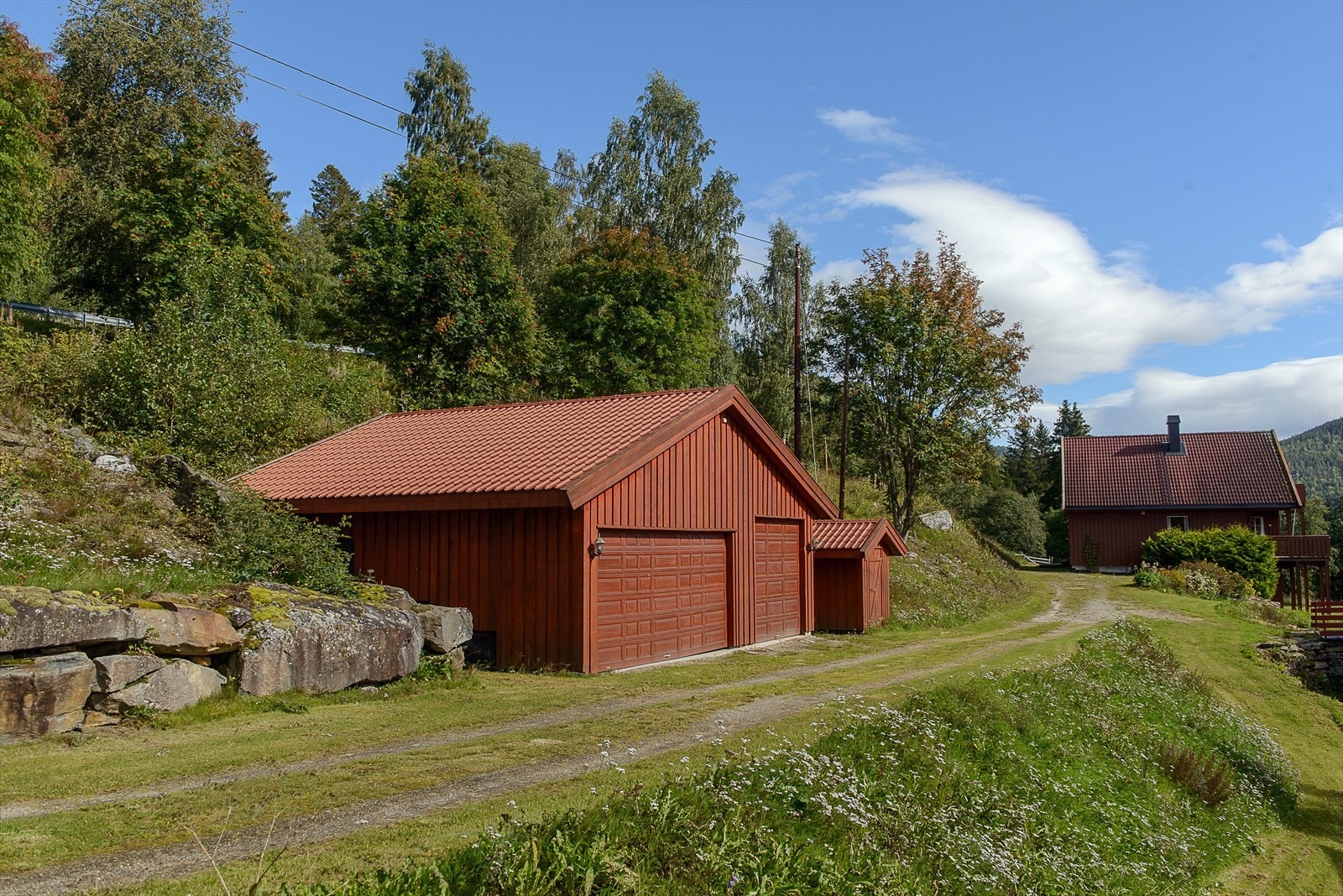 Romslig dobbel garasje og pumpehus. Galleribilde