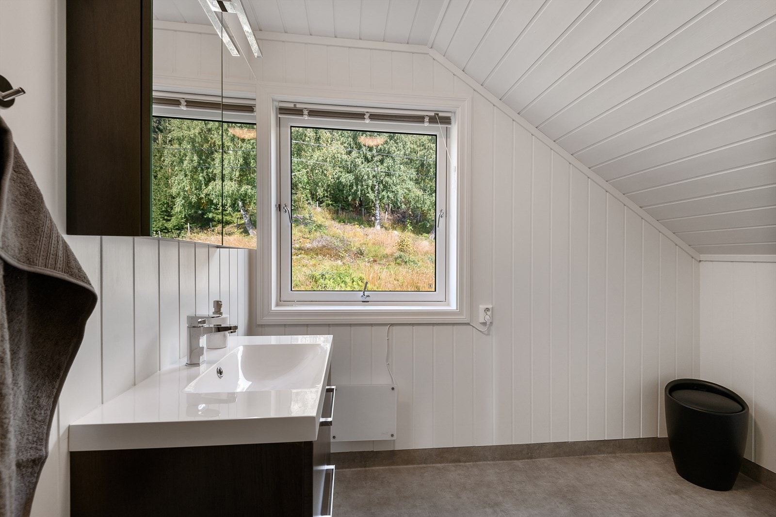 Bad i 2.etg har belegg på gulv og plater på vegg. Galleribilde