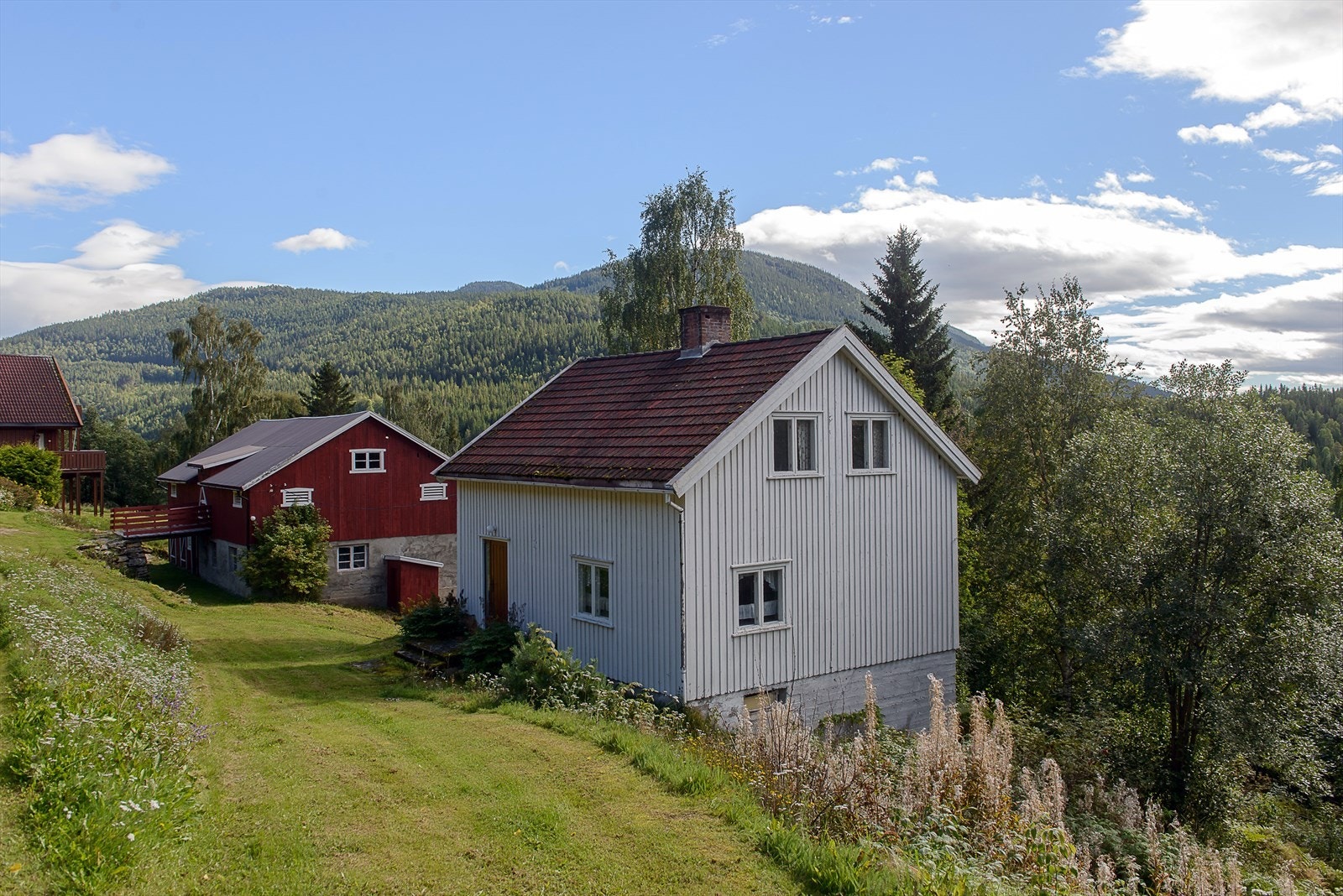 Eldre bolig på eiendommen som ikke er beboelig. Galleribilde
