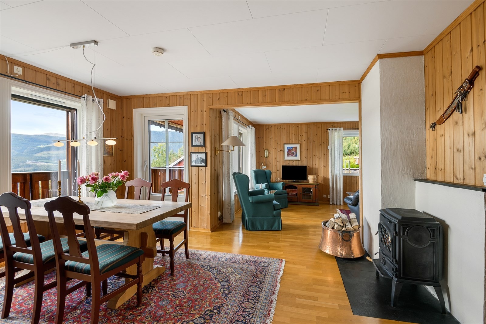 Trivelig stue med utgang til solrik terrasse. Galleribilde