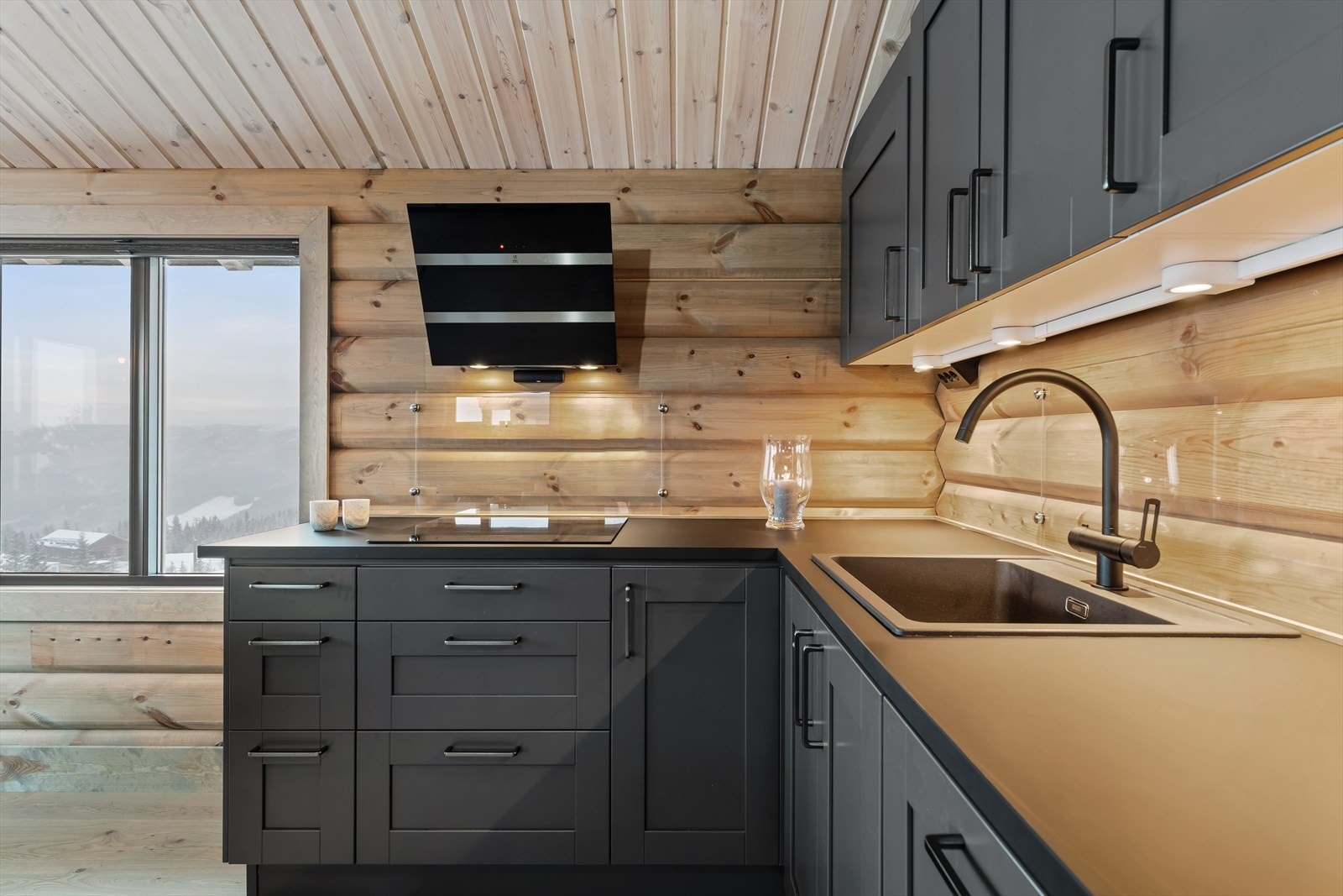 Det er integrerte hvitevarer som induksjonstopp, stekeovn, oppvaskmaskin og mikrobølgeovn. Galleribilde