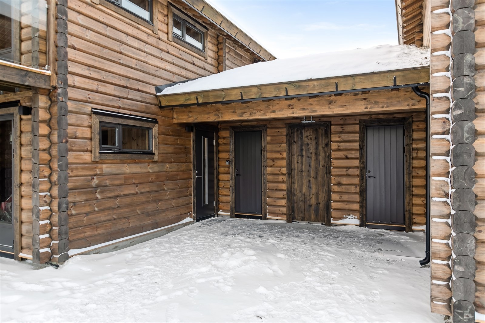 Dobbelhyttene er bygget sammen med sportsboder, en til hver hytte. Galleribilde