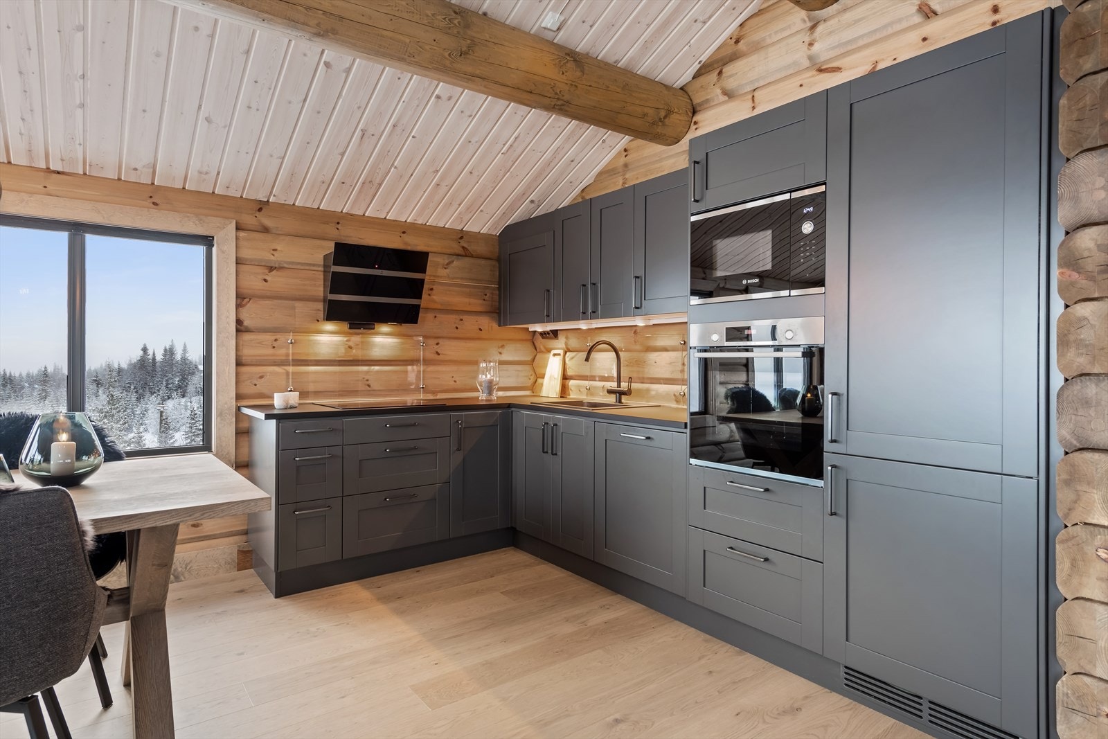 Stilren kjøkkeninnredning med god skap- og benkeplass. Galleribilde