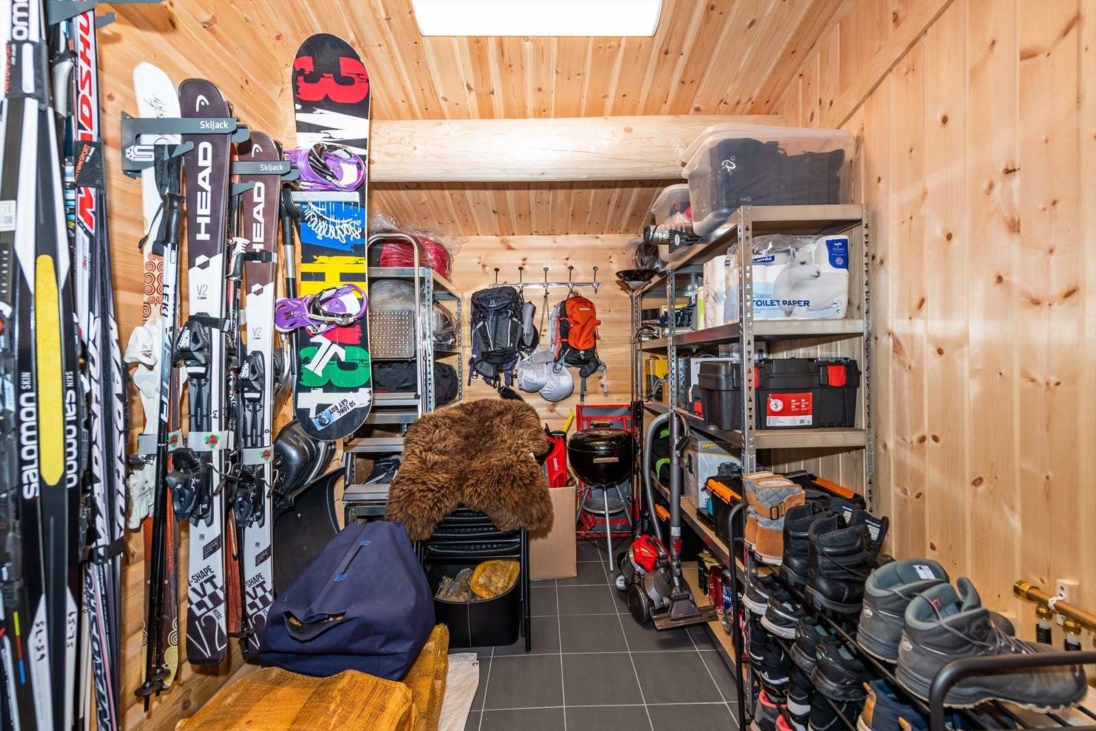 Svært romslig sportsbod. Varmekabler i gulv slik at du enkelt kan tørke skoene etter en dag i bakken. Galleribilde